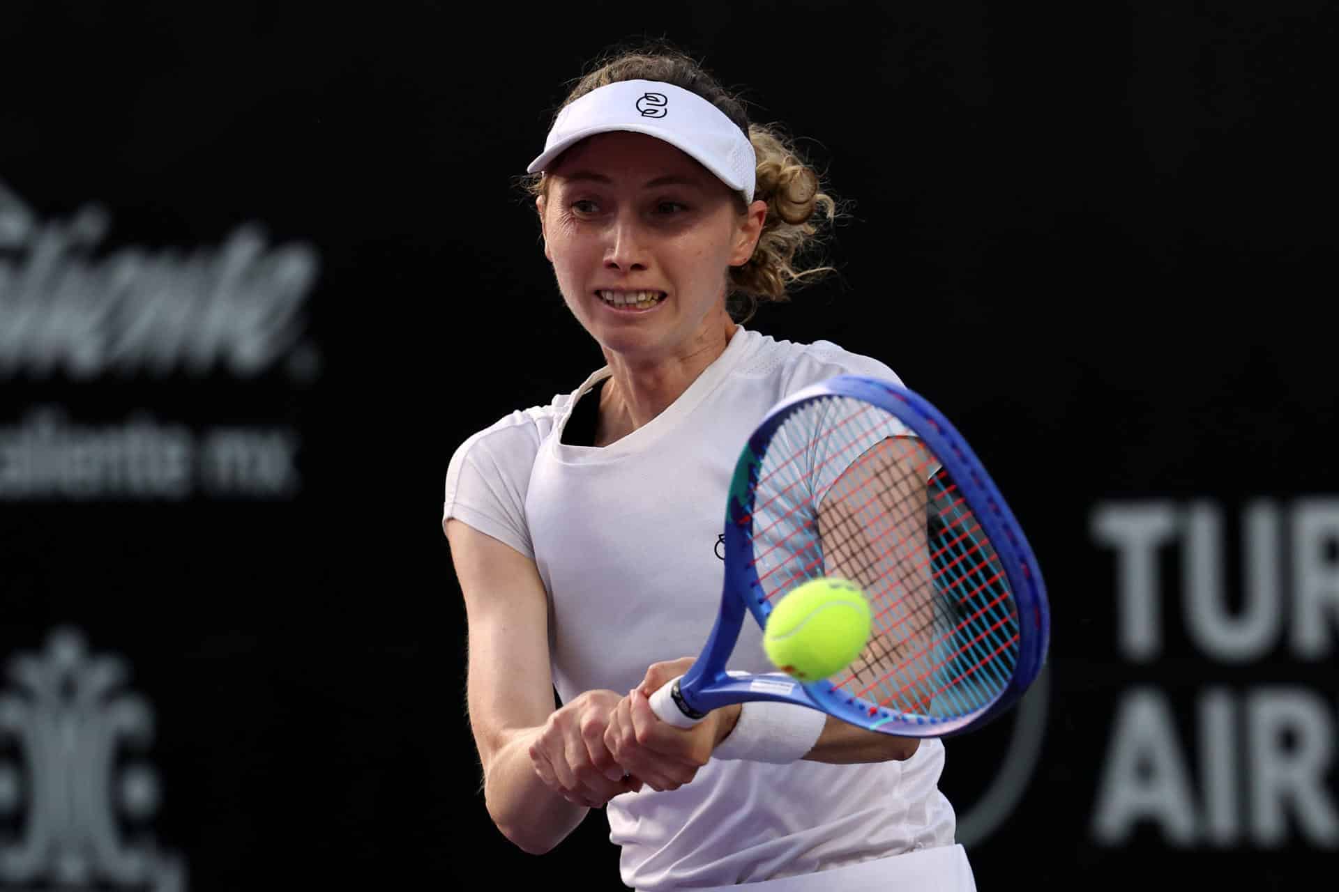 La española Cristina Bucsa devuelve una bola ante la polaca Magdalena Frech en la final del Mérida Open 2026 en el Country Club en Yucatán (México). EFE/Lorenzo Hernández