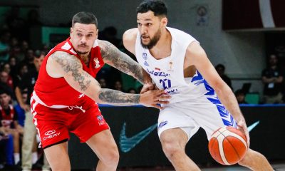 El venezolano Fernando Fuenmayor (d) avanza ante la marca del chileno Sebastián Suárez (i) durante el juego clasificatorio para el Mundial de baloncesto de Catar en el coliseo Antonio Azurmendy Riveros de la ciudad de Valdivia. EFE/ Carlos Barahona