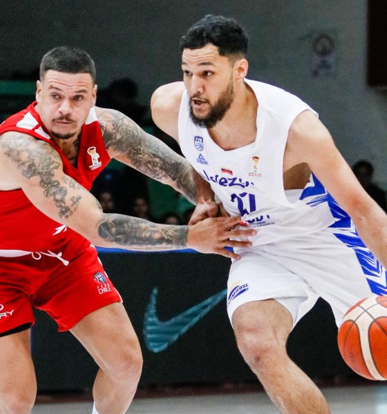El venezolano Fernando Fuenmayor (d) avanza ante la marca del chileno Sebastián Suárez (i) durante el juego clasificatorio para el Mundial de baloncesto de Catar en el coliseo Antonio Azurmendy Riveros de la ciudad de Valdivia. EFE/ Carlos Barahona