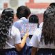 Estudiantes caminan al finalizar una jornada escolar en Ciudad de Panamá (Panamá). EFE/ Bienvenido Velasco