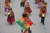 Personas participan en un desfile por el aniversario 41 de la fundación de la ciudad de El Alto este viernes, en El Alto (Bolivia). EFE/Luis Gandarillas
