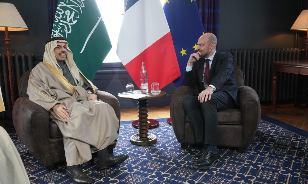 El ministro de Asuntos Exteriores de Arabia Saudí, el príncipe Faisal bin Farhan Al Saud (izquierda), y el ministro de Asuntos Exteriores de Francia, Jean-Noel Barrot (derecha), hablan durante una reunión bilateral en el marco de la Reunión de Ministros de Asuntos Exteriores del G7 con países socios en Cernay-la-Ville, cerca de París, Francia, 26 de marzo de 2026. (Francia, Arabia Saudí) EFE/EPA/MICHEL EULER / POOL MAXPPP OUT