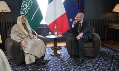 El ministro de Asuntos Exteriores de Arabia Saudí, el príncipe Faisal bin Farhan Al Saud (izquierda), y el ministro de Asuntos Exteriores de Francia, Jean-Noel Barrot (derecha), hablan durante una reunión bilateral en el marco de la Reunión de Ministros de Asuntos Exteriores del G7 con países socios en Cernay-la-Ville, cerca de París, Francia, 26 de marzo de 2026. (Francia, Arabia Saudí) EFE/EPA/MICHEL EULER / POOL MAXPPP OUT