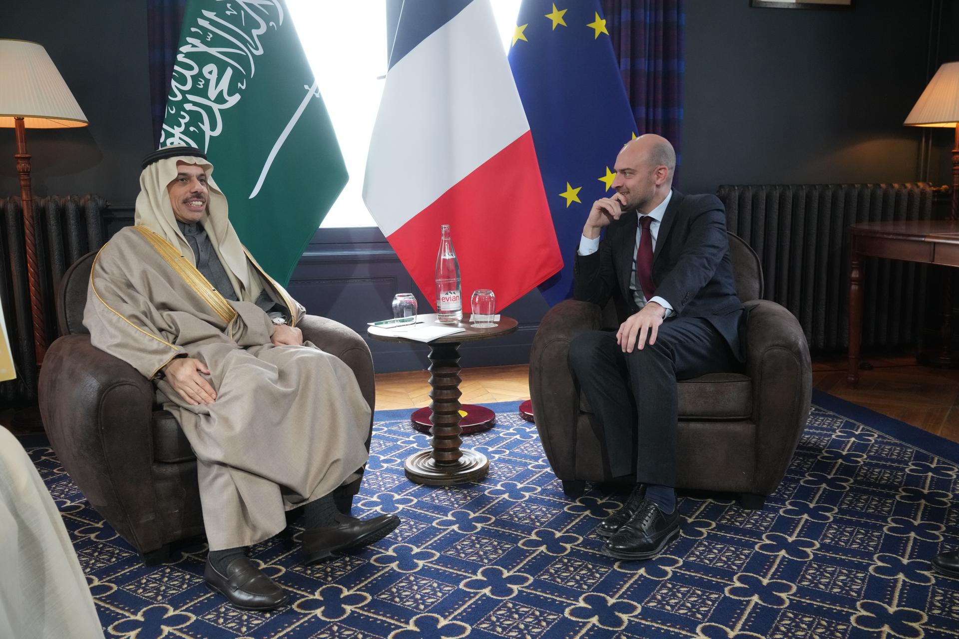 El ministro de Asuntos Exteriores de Arabia Saudí, el príncipe Faisal bin Farhan Al Saud (izquierda), y el ministro de Asuntos Exteriores de Francia, Jean-Noel Barrot (derecha), hablan durante una reunión bilateral en el marco de la Reunión de Ministros de Asuntos Exteriores del G7 con países socios en Cernay-la-Ville, cerca de París, Francia, 26 de marzo de 2026. (Francia, Arabia Saudí) EFE/EPA/MICHEL EULER / POOL MAXPPP OUT