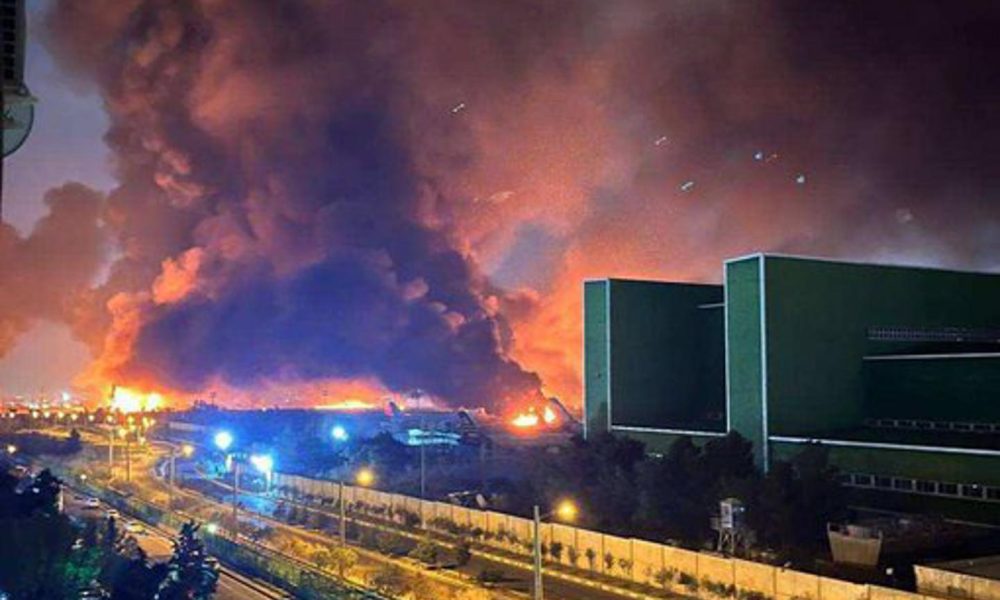 Fotografía tomada a través de rastreo de redes de una columna de humo tras un ataque por parte de EE.UU e Israel al Aeropuerto Internacional Mehrabad en Teherán (Irán). EFE/ Rastreo de Redes