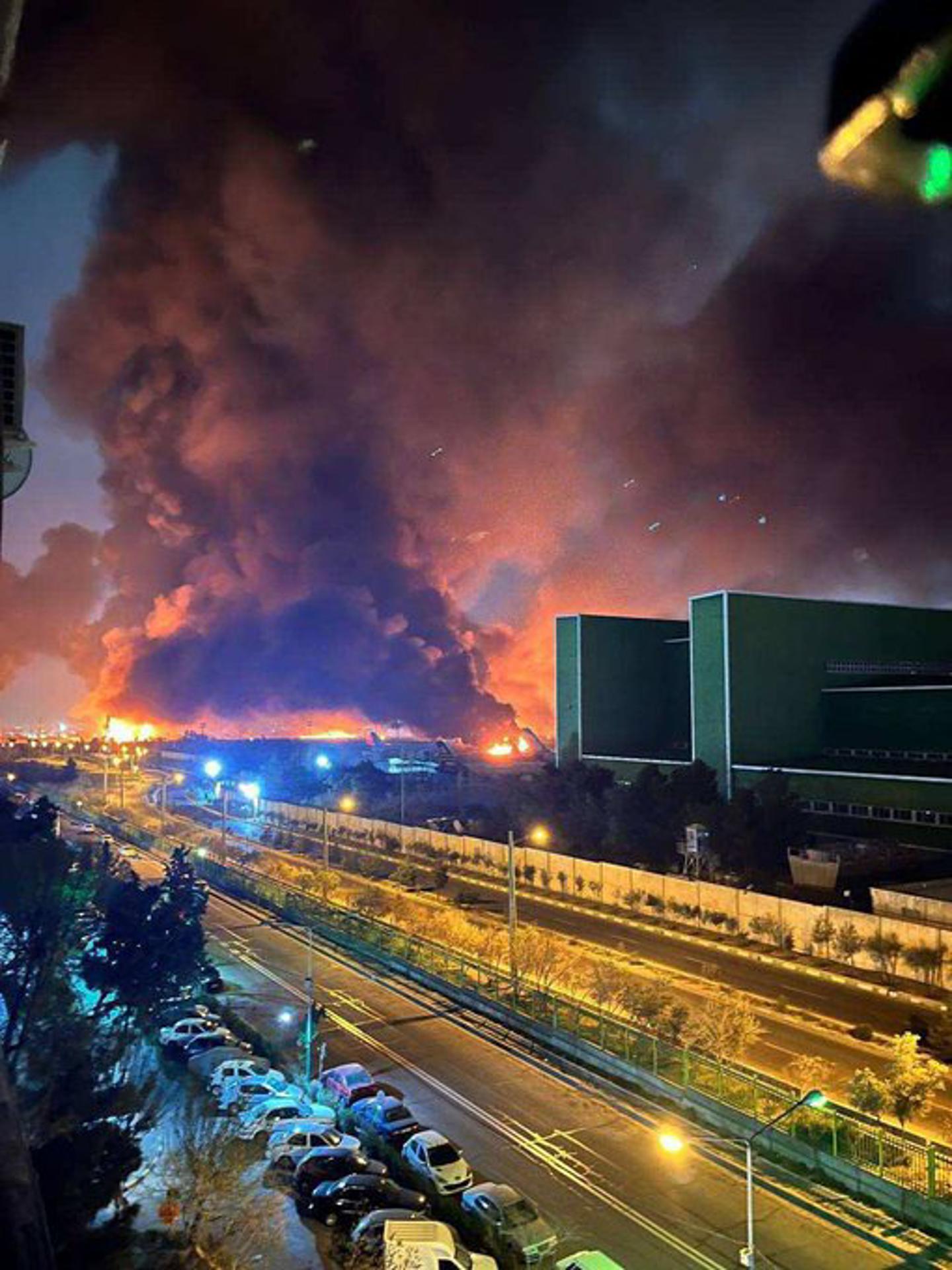 Fotografía tomada a través de rastreo de redes de una columna de humo tras un ataque por parte de EE.UU e Israel al Aeropuerto Internacional Mehrabad en Teherán (Irán). EFE/ Rastreo de Redes
