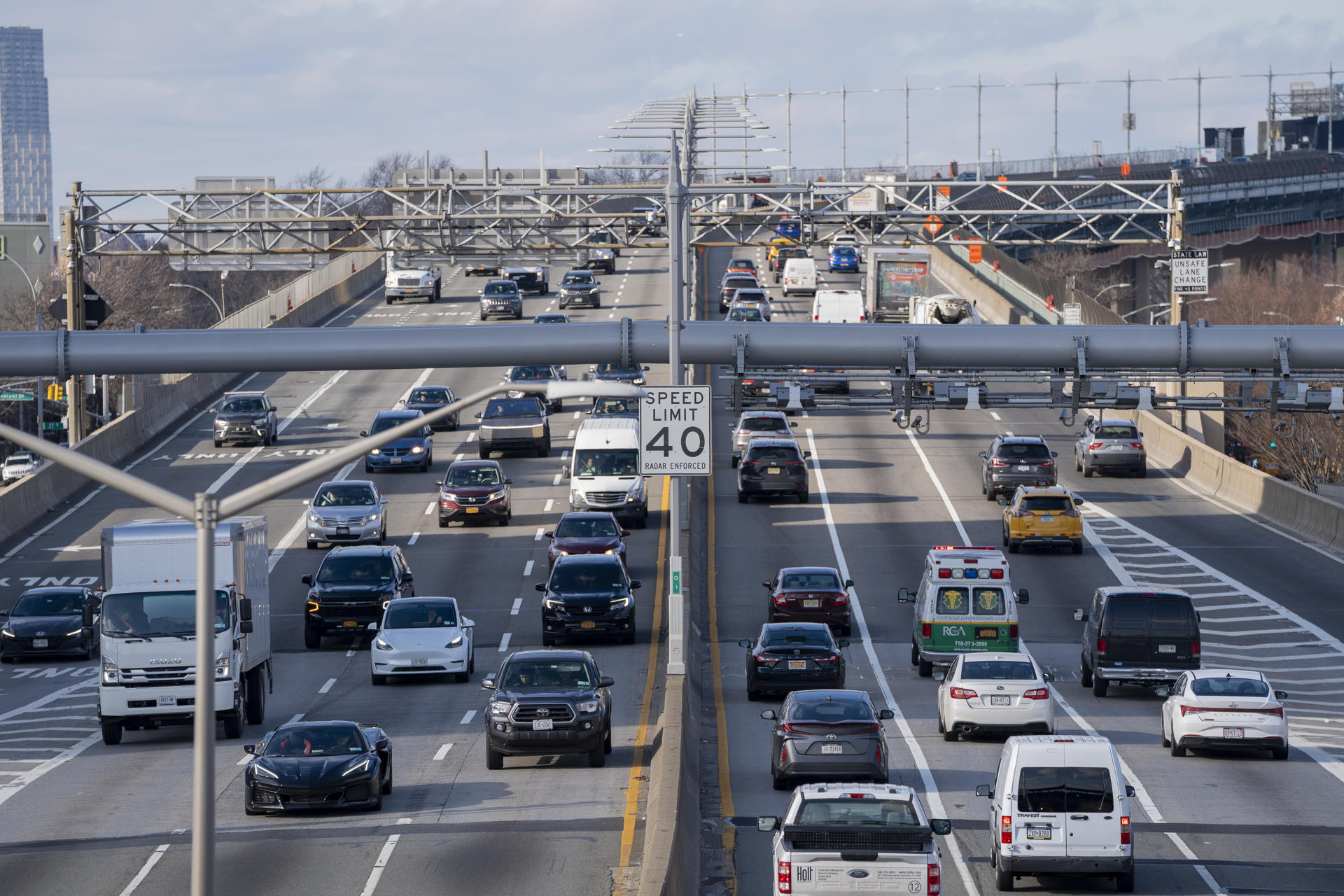 Fotografía de archivo de vehículos en la autopista hacia el puente Robert F. Kennedy, Nueva York (EE.UU.). EFE/ Ángel Colmenares