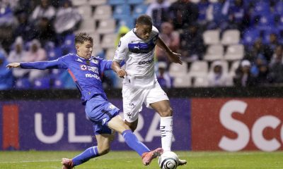 Agustín Palavecino (i) de Cruz Azul disputa el balón con Anthony Martial (d) de Monterrey durante el juego que clasificó este martes al equipo celeste a los cuartos de final de la Liga de Campeones de la Concacaf en el estadio Cuauhtémoc de Puebla. EFE/Hilda ríos