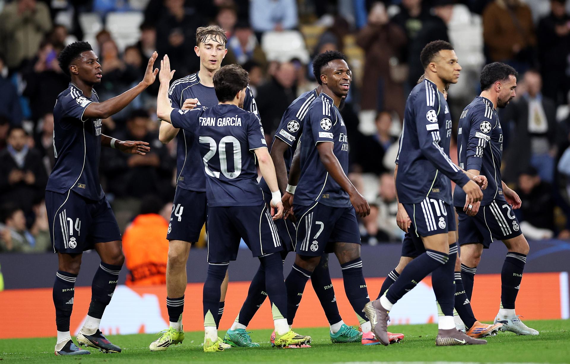 Los jugadores del Madrid celebran la sentencia durante el partido de vuelta de octavos de la UEFA Champions League que han jugado Manchester City y Real Madrid en Manchester, Reino Unido. EFE/EPA/ADAM VAUGHAN