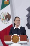 La presidenta de México, Claudia Sheinbaum, habla en una rueda de prensa este jueves en Palacio Nacional de la Ciudad de México (México). EFE/Isaac Esquivel
