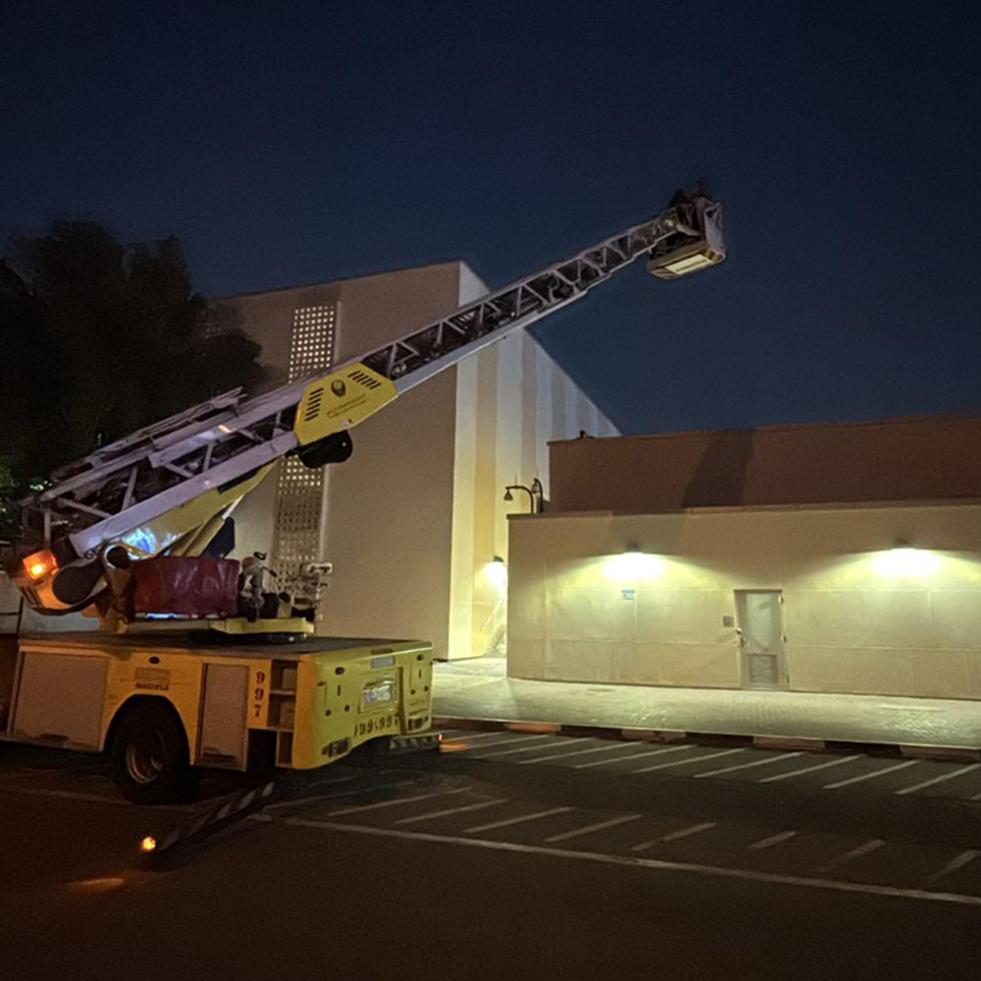Fotografía difundida en la cuenta en X @DXBMediaOffice de la Oficina de Medios del Gobierno de Dubái de un vehículo de bomberos luego de controlar un incendio cerca al consulado de EE.UU. en Dubái (EAU). EFE/ @DXBMediaOffice