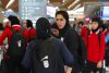 La capitana del equipo de fútbol femenino de Irán, Zahra Ghanbari (C, camiseta negra), llega al Aeropuerto Internacional de Kuala Lumpur en Sepang, Malasia. Se espera que el equipo abandone Malasia, mientras la Confederación Asiática de Fútbol (AFC) apoya a las jugadoras. EFE/EPA/FAZRY ISMAIL 1