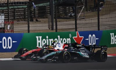 El piloto británico de Ferrari Lewis Hamilton (der.) libró una emotiva batalla con su compatriota de Mercedes George Russell (front) en el esprint del GP de China de Fórmula 1. EFE/EPA/ANDRES MARTINEZ CASARES