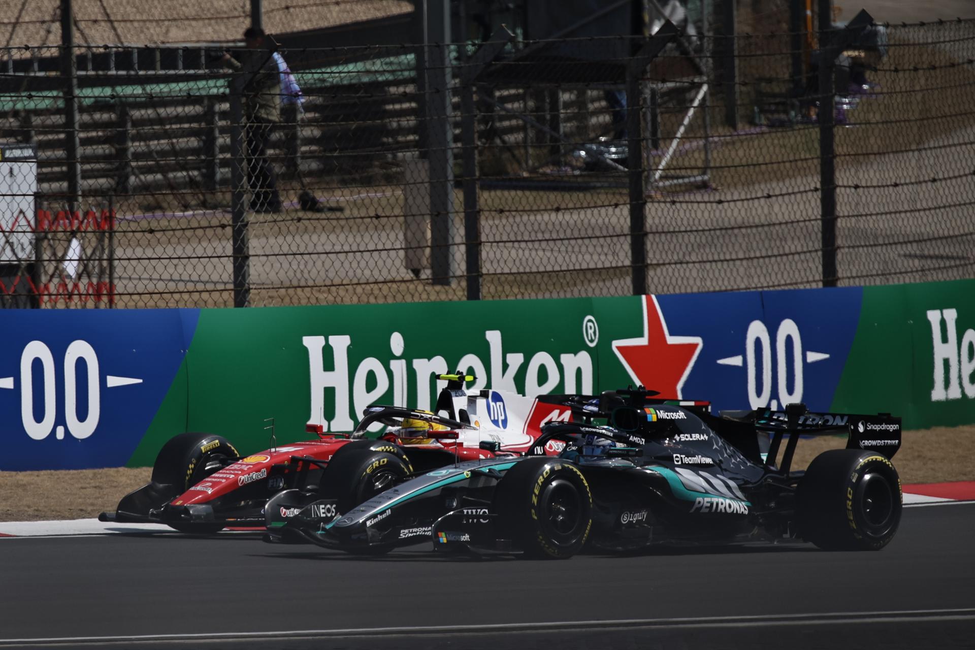 El piloto británico de Ferrari Lewis Hamilton (der.) libró una emotiva batalla con su compatriota de Mercedes George Russell (front) en el esprint del GP de China de Fórmula 1. EFE/EPA/ANDRES MARTINEZ CASARES