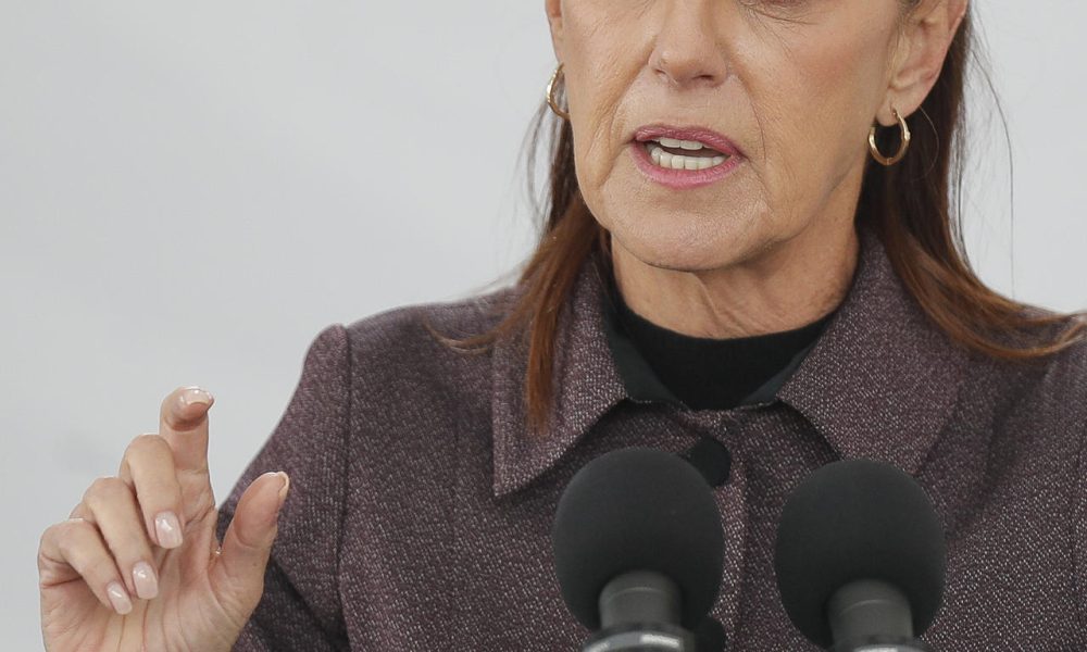 La presidenta de México, Claudia Sheinbaum, habla durante una rueda de prensa este lunes, en el Hospital Oncológico para la Mujer de Ciudad de México (México).  EFE/ Isaac Esquivel