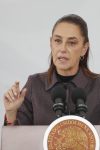 La presidenta de México, Claudia Sheinbaum, habla durante una rueda de prensa este lunes, en el Hospital Oncológico para la Mujer de Ciudad de México (México).  EFE/ Isaac Esquivel
