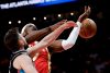 El ala de los Atlanta Hawks, Onyeka Okongwu (d), forcejea por la posesión del balón con el base de los Memphis Grizzlies, Ty Jerome (i), este lunes durante el juego en Atlanta (Georgia). EFE/EPA/ERIK S. LESSER SHUTTERSTOCK OUT
