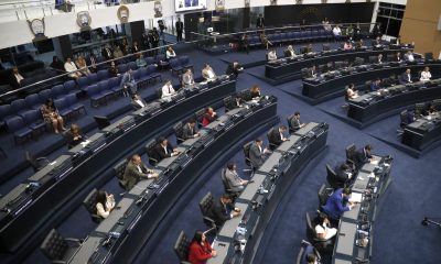 Diputados participan en una sesión plenaria este jueves, en San Salvador (El Salvador). EFE/ Rodrigo Sura