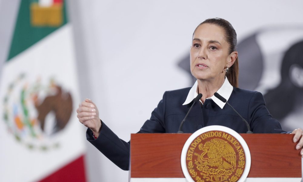 La presidenta de México, Claudia Sheinbaum, habla en una rueda de prensa este jueves en Palacio Nacional de la Ciudad de México (México). EFE/Isaac Esquivel
