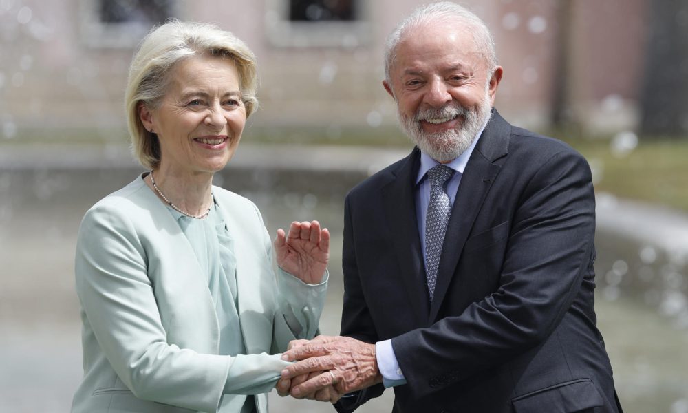Imagen de archivo del presidente de Brasil, Luiz Inácio Lula da Silva (d), y la presidenta de la Comisión Europea, Ursula Von der Leyen (i). EFE/ Antonio Lacerda