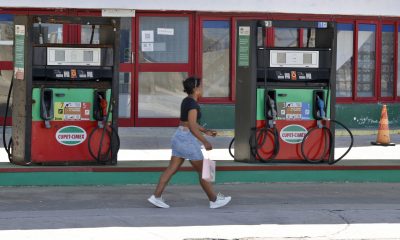 Una persona pasa frente a una gasolinera en La Habana (Cuba), el pasado viernes 27 de marzo de 2026. Cuba lleva tres meses sin "ni una gota de combustible" debido al embargo petrolero de EE.UU., según su propio gobierno, y la economía sufre por la presión ejercida, que afecta desde panaderías hasta grandes cadenas hoteleras e impulsa la inflación. EFE/Ernesto Mastrascusa