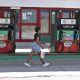 Una persona pasa frente a una gasolinera en La Habana (Cuba), el pasado viernes 27 de marzo de 2026. Cuba lleva tres meses sin "ni una gota de combustible" debido al embargo petrolero de EE.UU., según su propio gobierno, y la economía sufre por la presión ejercida, que afecta desde panaderías hasta grandes cadenas hoteleras e impulsa la inflación. EFE/Ernesto Mastrascusa
