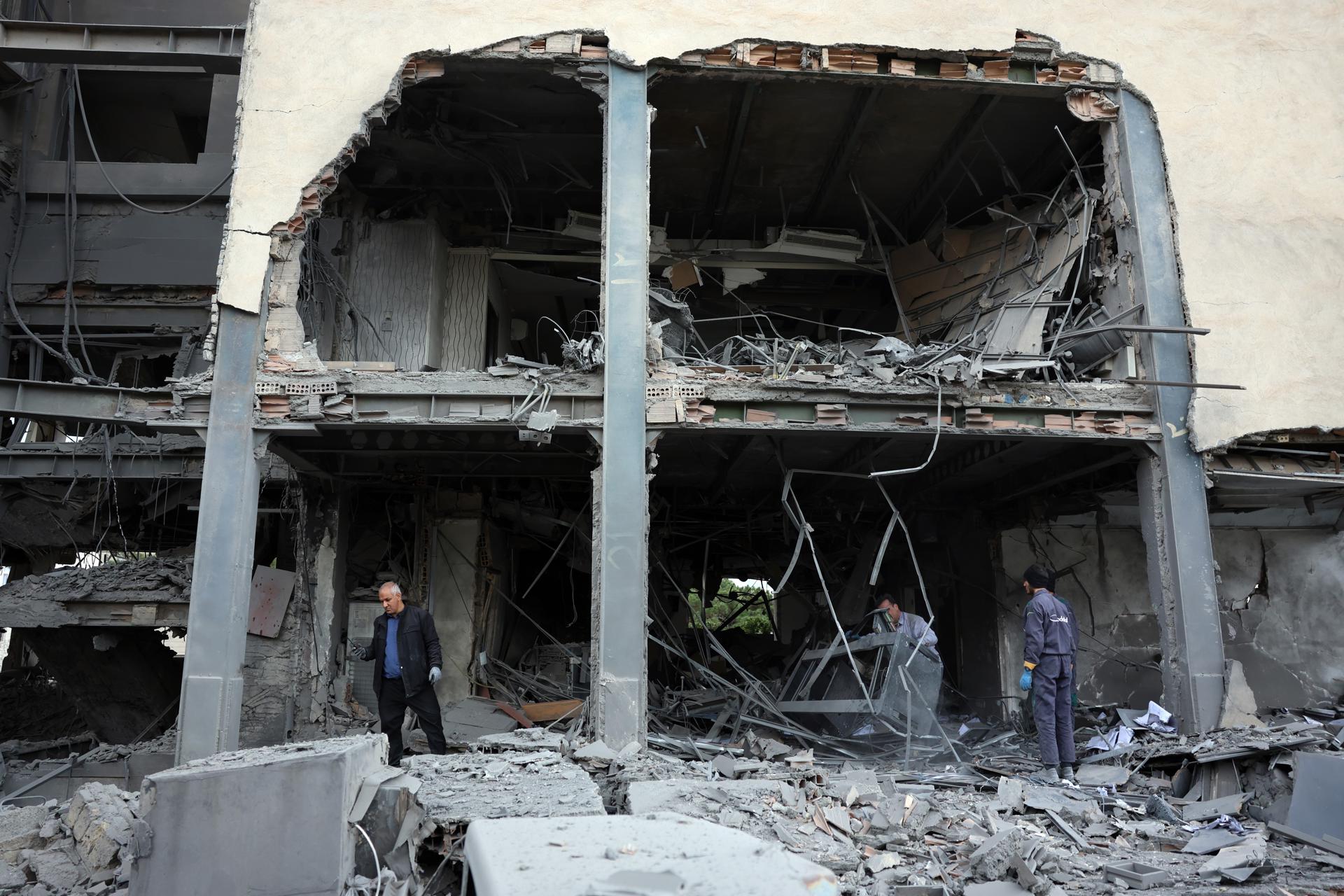 La oficina destruida de la cadena de televisión catarí Al Araby tras un bombardeo en el norte de Teherán. EFE/EPA/ABEDIN TAHERKENAREH