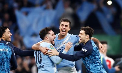 El jugador del City Rodri (C) celebra con sus compañeros el título de la Carabao Cup en Wembley, Londres,, Reino Unido. EFE/EPA/TOLGA AKMEN s.