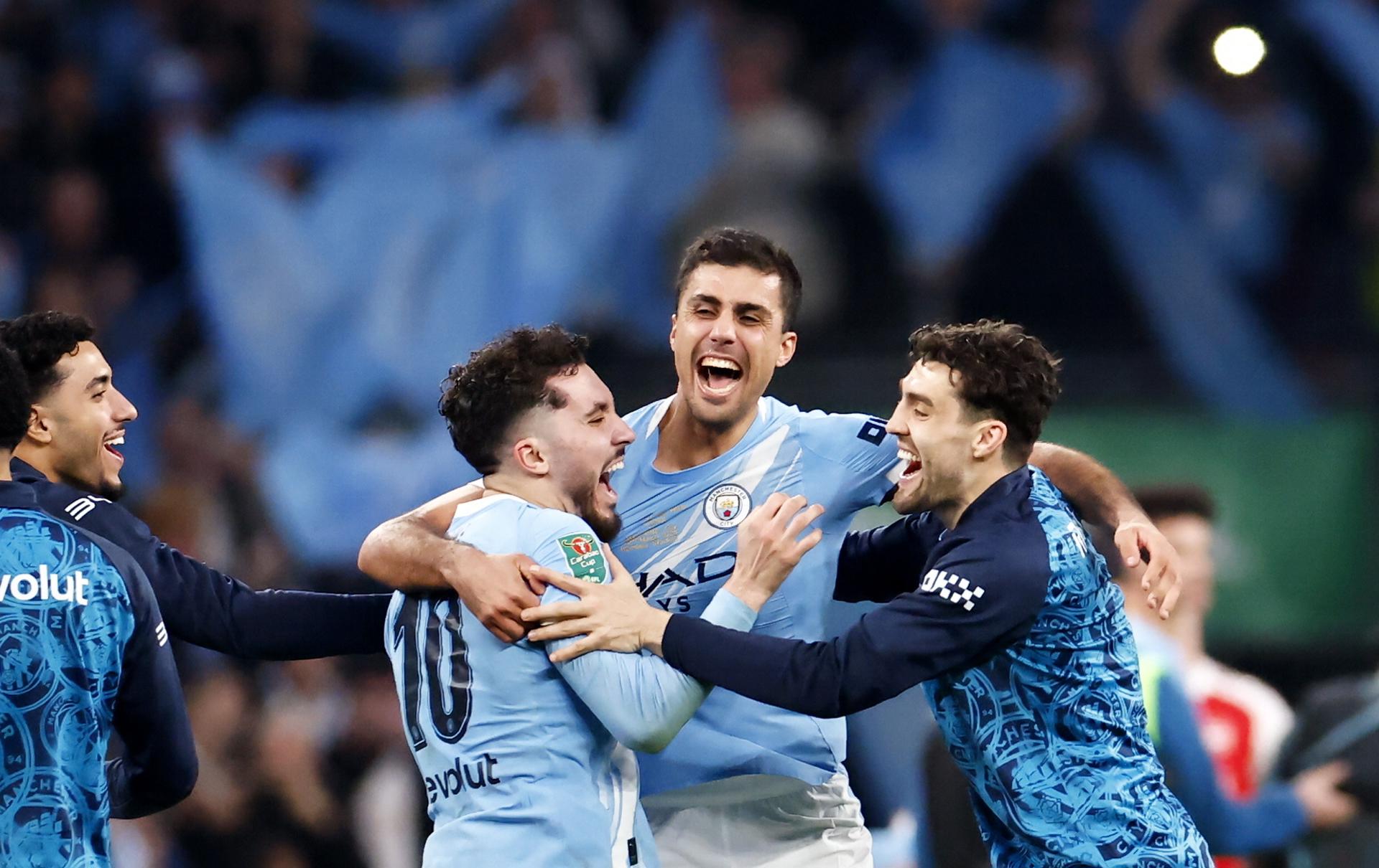 El jugador del City Rodri (C) celebra con sus compañeros el título de la Carabao Cup en Wembley, Londres,, Reino Unido. EFE/EPA/TOLGA AKMEN s.