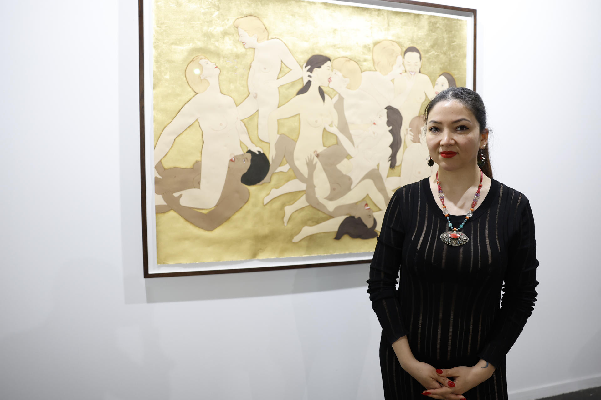 Mandatarias y mujeres poderosas como Ursula Von der Leyen, Angela Merkel, Hillary Clinton o Kamala Harris aparecen desnudas en una serie de retratos individuales y en dos pinturas de orgías que forman parte del trabajo artístico que la afgana Kubra Khademi ha presentado en ARCOmadrid para protestar por la situación de las mujeres en su país.EFE/ Mariscal