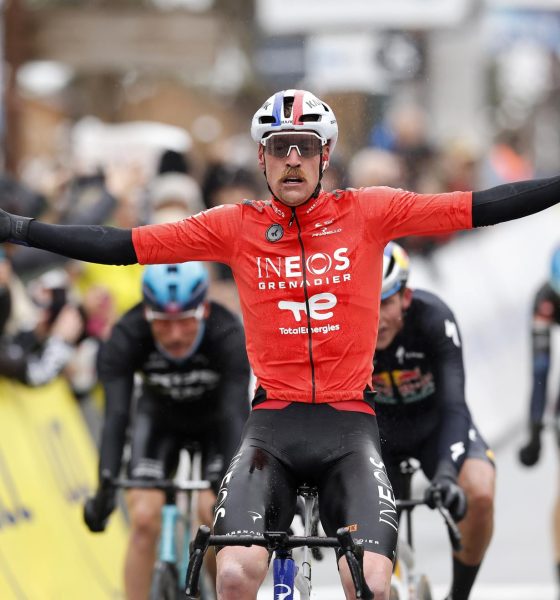 El ciclista Dorian Godon, del INEOS Grenadiers, celebra su victoria en la séptima etapa de la Paris-Niza. EFE/EPA/SEBASTIEN NOGIER