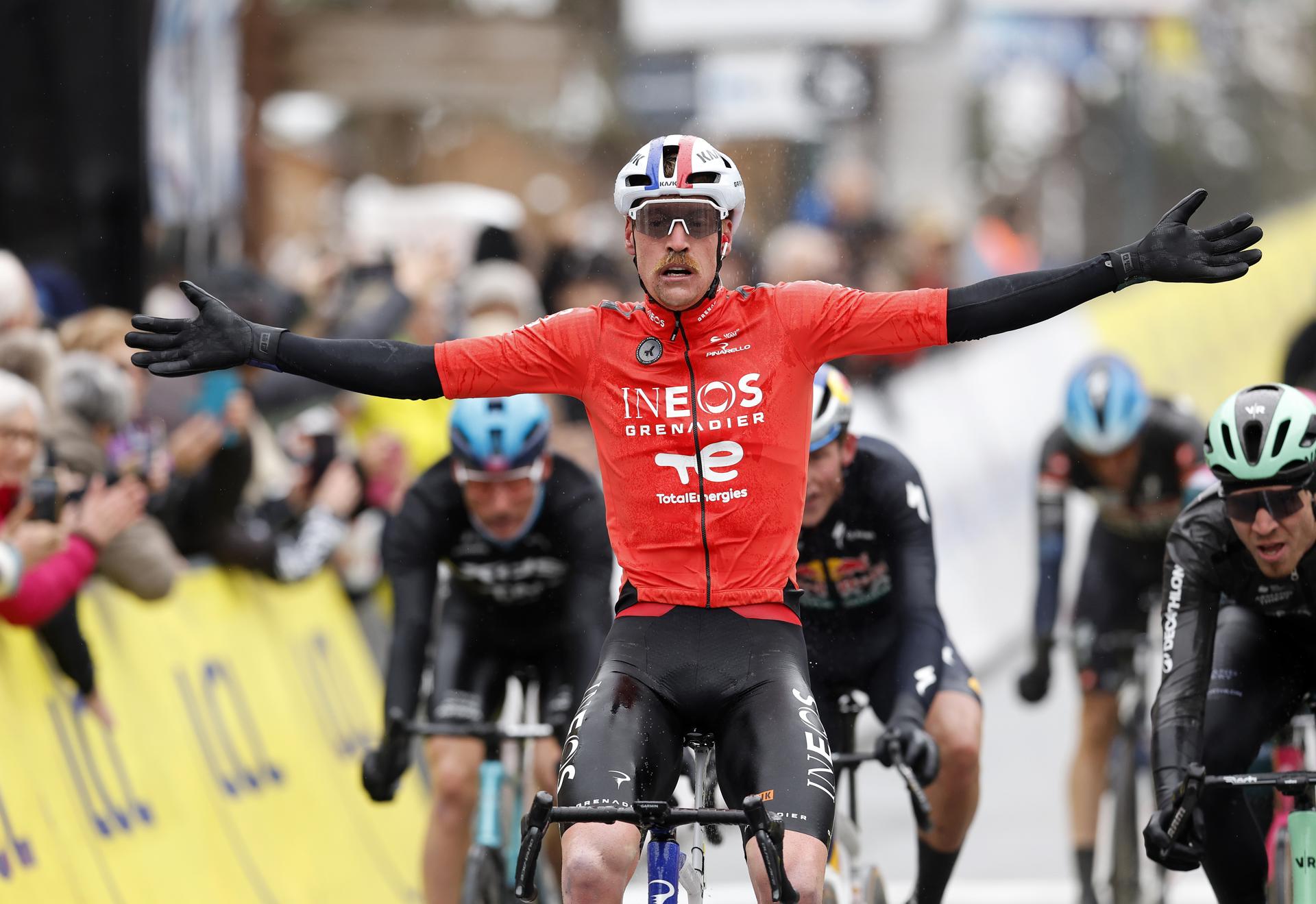 El ciclista Dorian Godon, del INEOS Grenadiers, celebra su victoria en la séptima etapa de la Paris-Niza. EFE/EPA/SEBASTIEN NOGIER