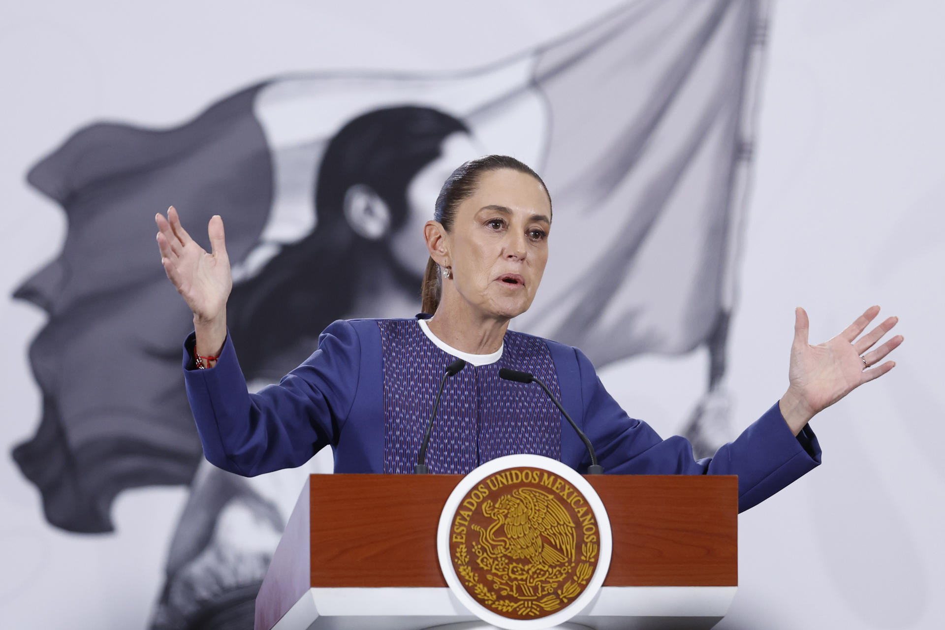 La presidenta de México, Claudia Sheinbaum, habla durante una rueda de prensa este martes en Palacio Nacional de la Ciudad de México (México). EFE/Sáshenka Gutiérrez