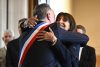 La exalcaldesa de París Anne Hidalgo (R) saluda al nuevo alcalde electo de París, Emmanuel Gregoire, quien lleva la banda tricolor de alcalde tras ser nombrado durante la sesión inaugural del Consejo Municipal en el Ayuntamiento de París, Francia, 29 de marzo de 2026. Emmanuel Gregoire, quien fue elegido alcalde de París con una amplia ventaja sobre la candidata de derecha Rachida Dati, asume el cargo el 29 de marzo de 2026 en el Ayuntamiento de París para suceder a Anne Hidalgo, quien deja el puesto tras 12 años en el cargo. (Francia) EFE/EPA/JULIEN DE ROSA / POOL MAXPPP OUT

