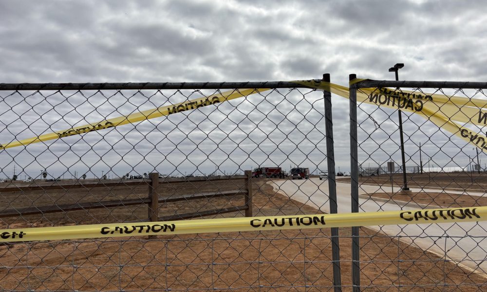 Fotografía que muestra una vía de acceso al Centro de Procesamiento de Inmigración durante una manifestación este domingo, en Texas (EE.UU.). Imagen de archivo. EFE/ Alejandra Arredondo