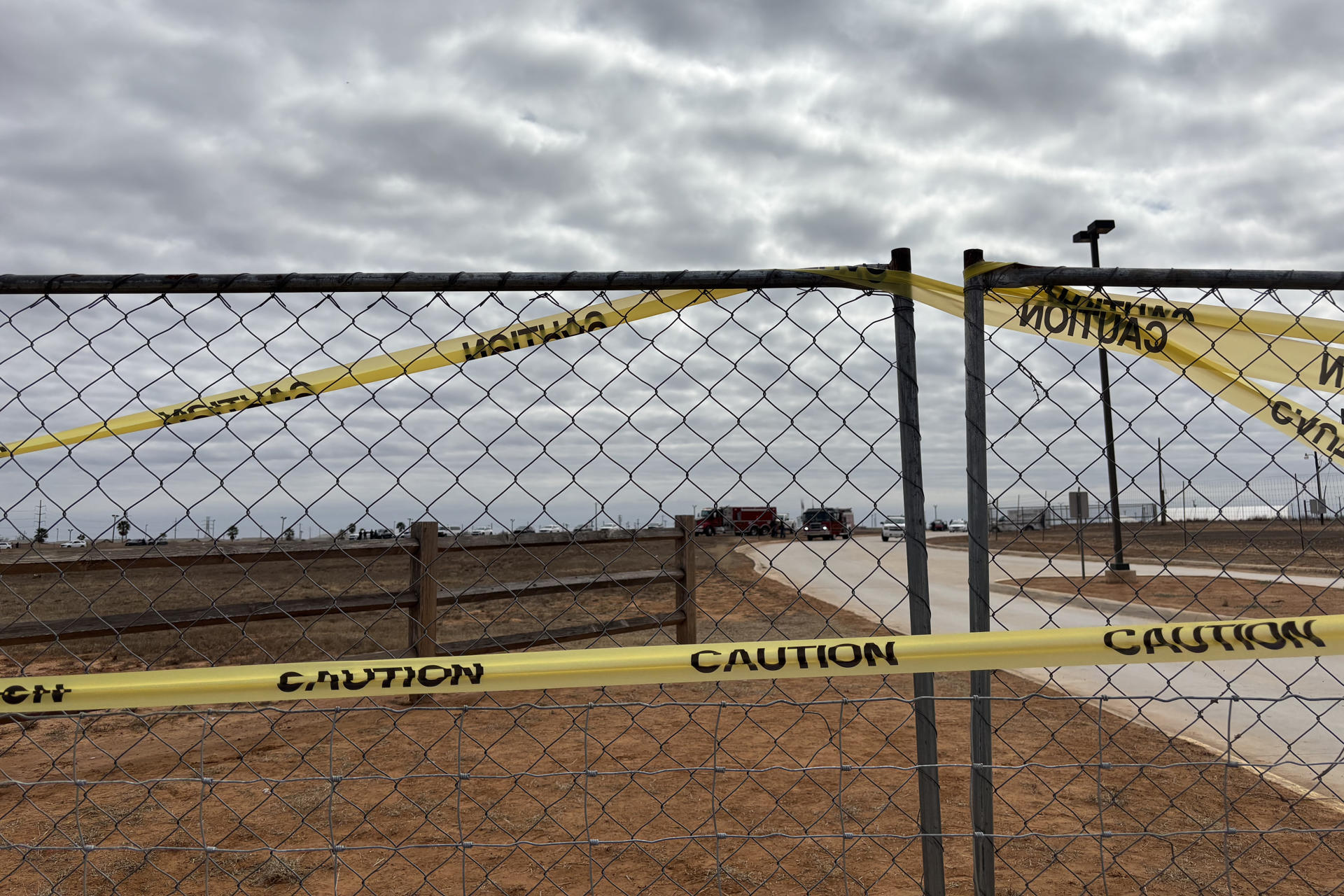 Fotografía que muestra una vía de acceso al Centro de Procesamiento de Inmigración durante una manifestación este domingo, en Texas (EE.UU.). Imagen de archivo. EFE/ Alejandra Arredondo
