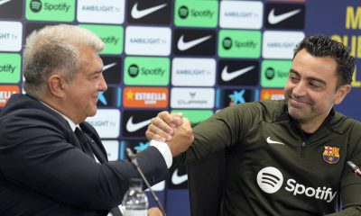 Joan Laporta y Xavi Hernández (d), entonces presidente y entrenador del FC Barcelona, durante la comparecencia conjunta que ofrecieron el 25 de mayo de 2024 para oficializar la continuidad del técnico hasta junio de 2025. EFE/Alejandro García