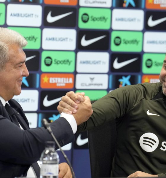 Joan Laporta y Xavi Hernández (d), entonces presidente y entrenador del FC Barcelona, durante la comparecencia conjunta que ofrecieron el 25 de mayo de 2024 para oficializar la continuidad del técnico hasta junio de 2025. EFE/Alejandro García