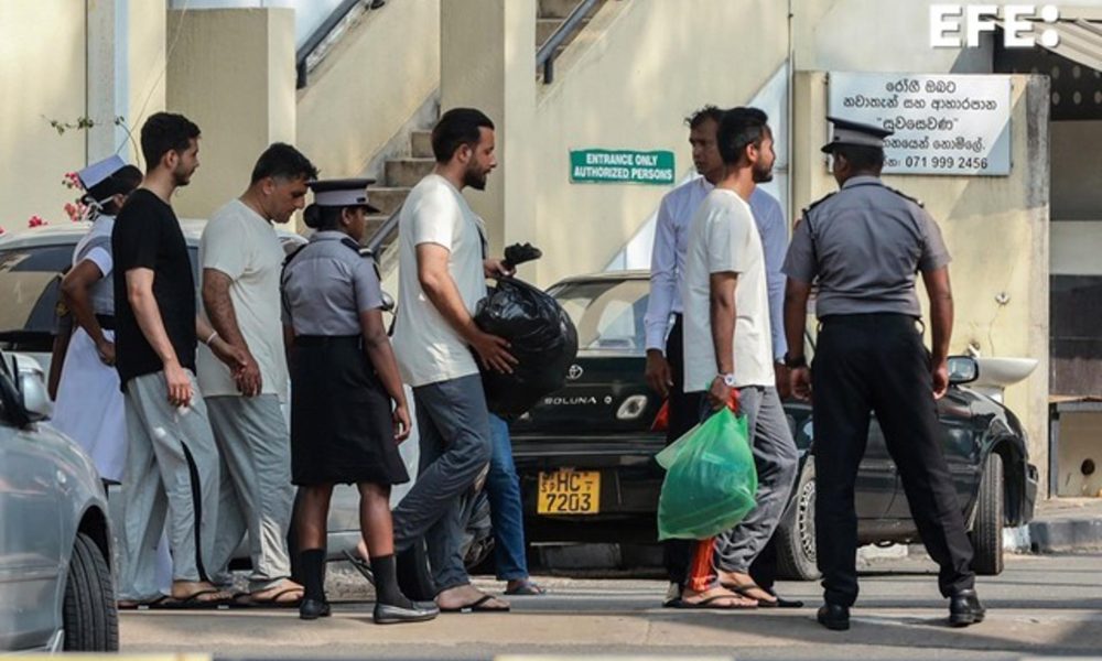 GALLE (Sri Lanka), 05/03/2026.- Los marineros iraníes rescatados del buque de guerra IRIS Dena llegan al Oficial Médico Judicial en el Hospital Karapitiya en Galle, Sri Lanka, el 5 de marzo de 2026. EFE/EPA/CHAMILA KARUNARATHNE