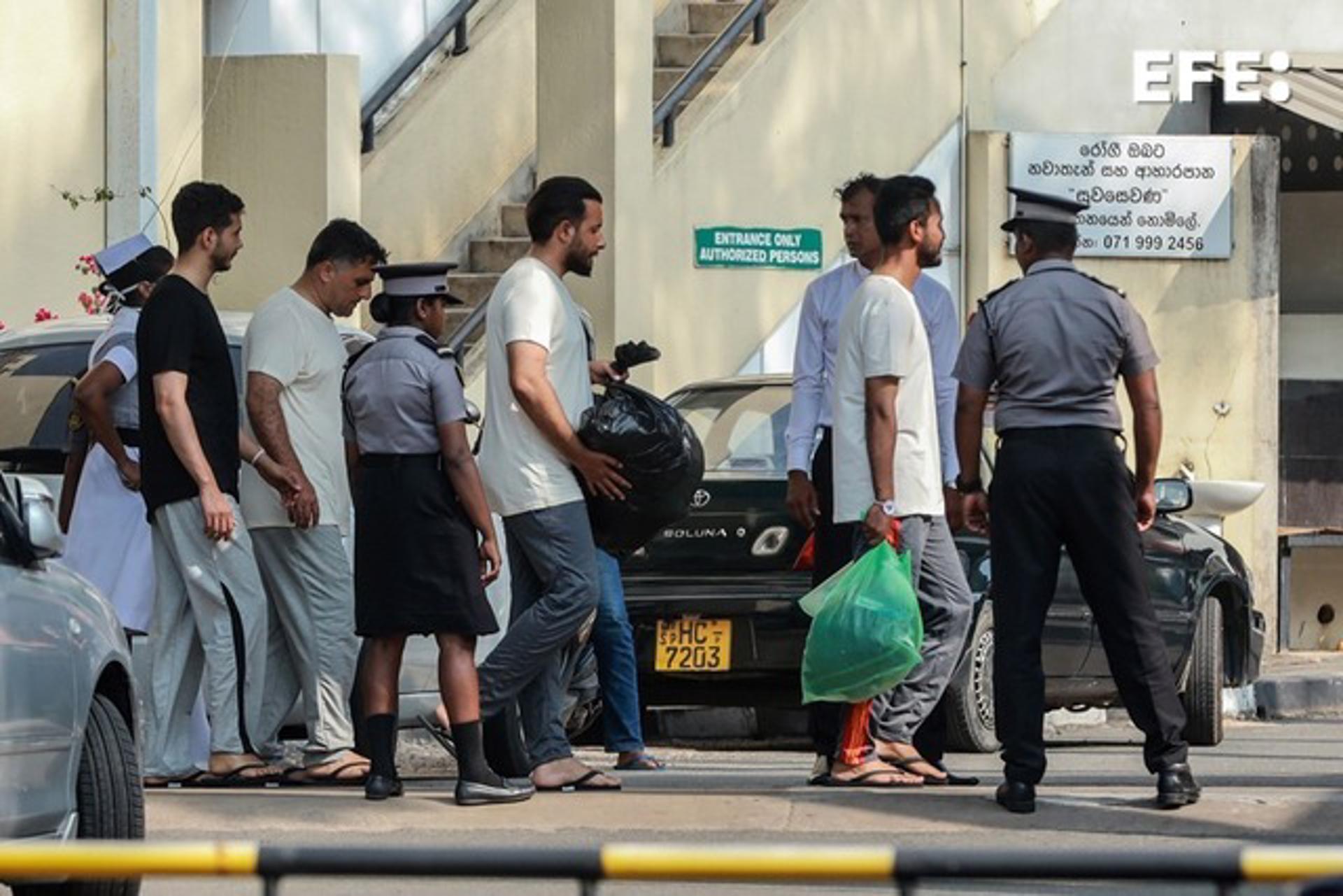 GALLE (Sri Lanka), 05/03/2026.- Los marineros iraníes rescatados del buque de guerra IRIS Dena llegan al Oficial Médico Judicial en el Hospital Karapitiya en Galle, Sri Lanka, el 5 de marzo de 2026. EFE/EPA/CHAMILA KARUNARATHNE