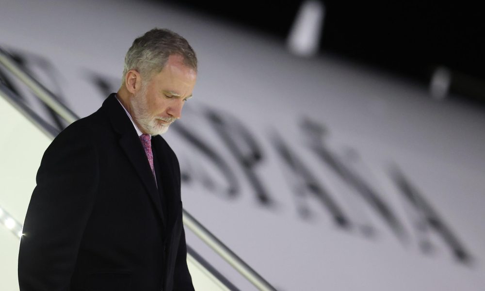 El rey Felipe VI llega para reunirse con el presidente de Bolivia, Rodrigo Paz, este miércoles al Aeropuerto Internacional de El Alto (Bolivia). EFE/ Luis Gandarillas