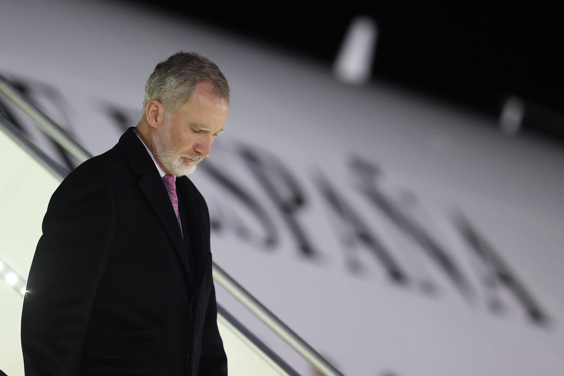 El rey Felipe VI llega para reunirse con el presidente de Bolivia, Rodrigo Paz, este miércoles al Aeropuerto Internacional de El Alto (Bolivia). EFE/ Luis Gandarillas