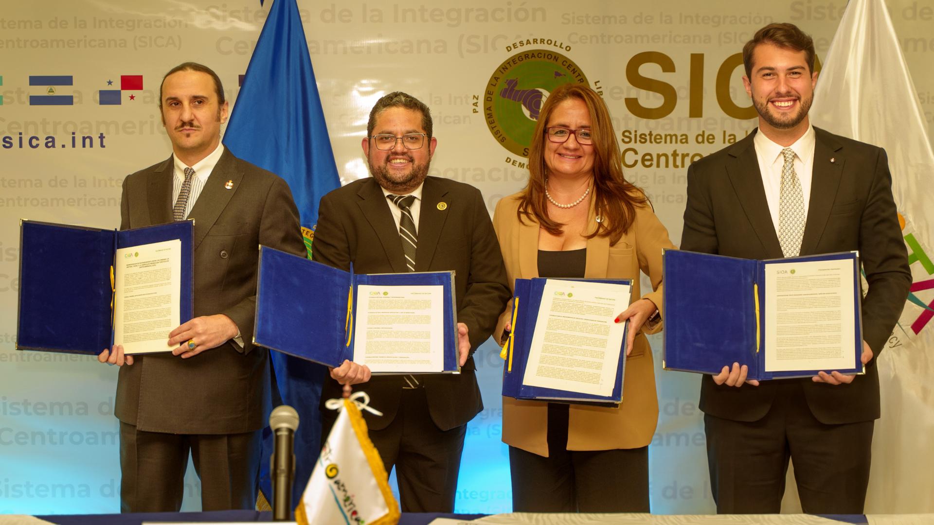 El Marqués de Lises, Presidente de TEON (The Embassy of Nature) Luis Felipe Fernández Salvador y Campodonico junto al Presidente de la CAF -Banco de Desarrollo de América Latina y el Caribe; el Director Ejecutivo de TEON, Daniel del Valle; y directivos de la CAF Sistema de Integración Centroamericana (SICA). Imagen cedida por la organización.