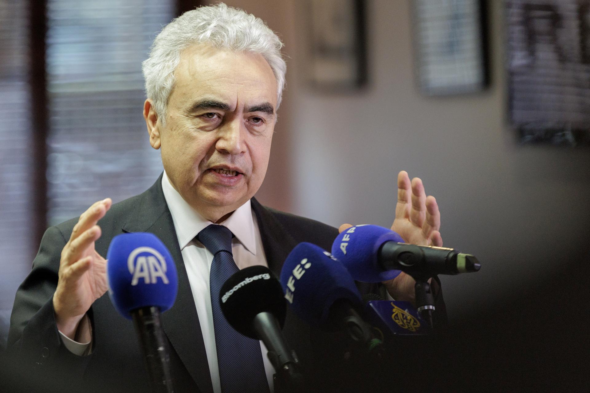 El director ejecutivo de la Agencia Internacional de Energía (IEA), Fatih Birol, este viernes durante una conferencia de prensa en Bruselas, Bélgica. EFE/EPA/OLIVIER MATTHYS