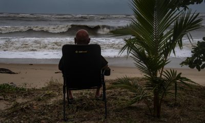 CAIRNS (Australia), 19/03/2026.- Un turista de Perth observa el Mar del Coral ante la inminente llegada del ciclón Narelle a Port Douglas, Queensland, Australia, el 19 de marzo de 2026. Se pronosticaba que el ciclón tocaría tierra cerca de Coen, al norte de Cairns, el 20 de marzo de 2026. EFE/EPA/BRIAN CASSEY NO ARCHIVING AUSTRALIA AND NEW ZEALAND OUT