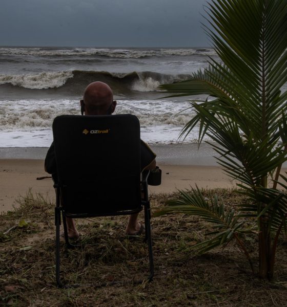CAIRNS (Australia), 19/03/2026.- Un turista de Perth observa el Mar del Coral ante la inminente llegada del ciclón Narelle a Port Douglas, Queensland, Australia, el 19 de marzo de 2026. Se pronosticaba que el ciclón tocaría tierra cerca de Coen, al norte de Cairns, el 20 de marzo de 2026. EFE/EPA/BRIAN CASSEY NO ARCHIVING AUSTRALIA AND NEW ZEALAND OUT