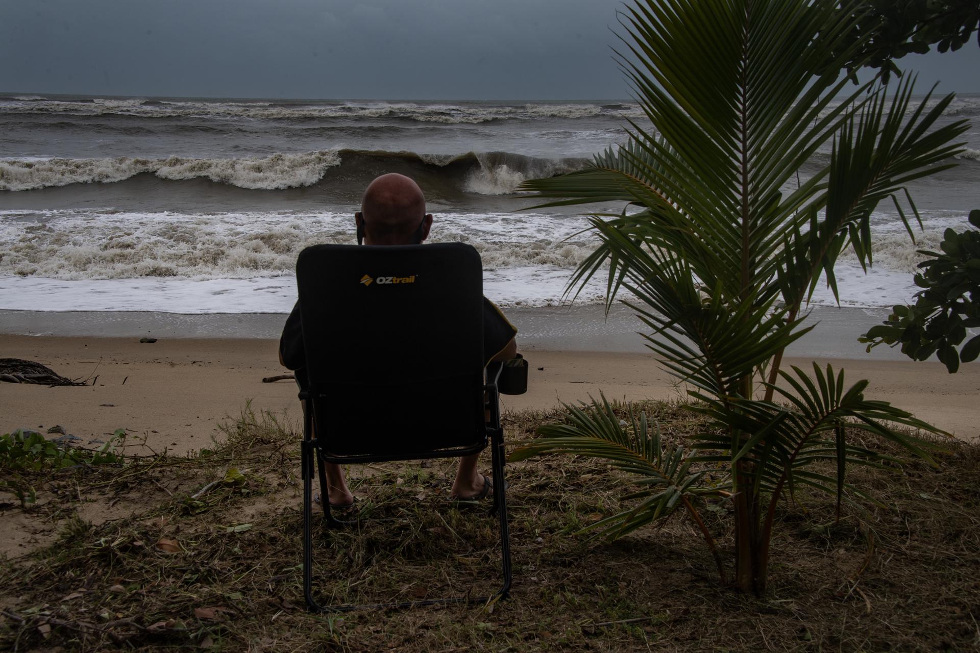 CAIRNS (Australia), 19/03/2026.- Un turista de Perth observa el Mar del Coral ante la inminente llegada del ciclón Narelle a Port Douglas, Queensland, Australia, el 19 de marzo de 2026. Se pronosticaba que el ciclón tocaría tierra cerca de Coen, al norte de Cairns, el 20 de marzo de 2026. EFE/EPA/BRIAN CASSEY NO ARCHIVING AUSTRALIA AND NEW ZEALAND OUT
