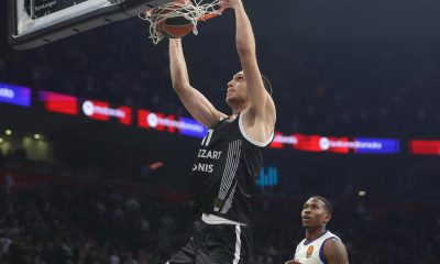 El jugador del Partizan Aleksej Pokusevski machaca el aro ante la mirada del jugador del Valencia Omari Moore (d) durante el partido de la Euroliga en Belgrado. EFE/EPA/ANDREJ CUKIC