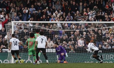 El centrocampista del Valencia Largie Ramazani marca gol de penalti conta Osasuna, durante el partido de la jornada 26 de LaLiga entre el Valencia y el Osasuna, este domingo en el estadio de Mestalla en Valencia.-EFE/ Biel Aliño