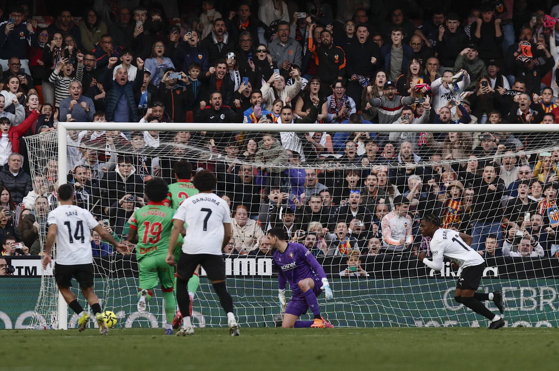 El centrocampista del Valencia Largie Ramazani marca gol de penalti conta Osasuna, durante el partido de la jornada 26 de LaLiga entre el Valencia y el Osasuna, este domingo en el estadio de Mestalla en Valencia.-EFE/ Biel Aliño